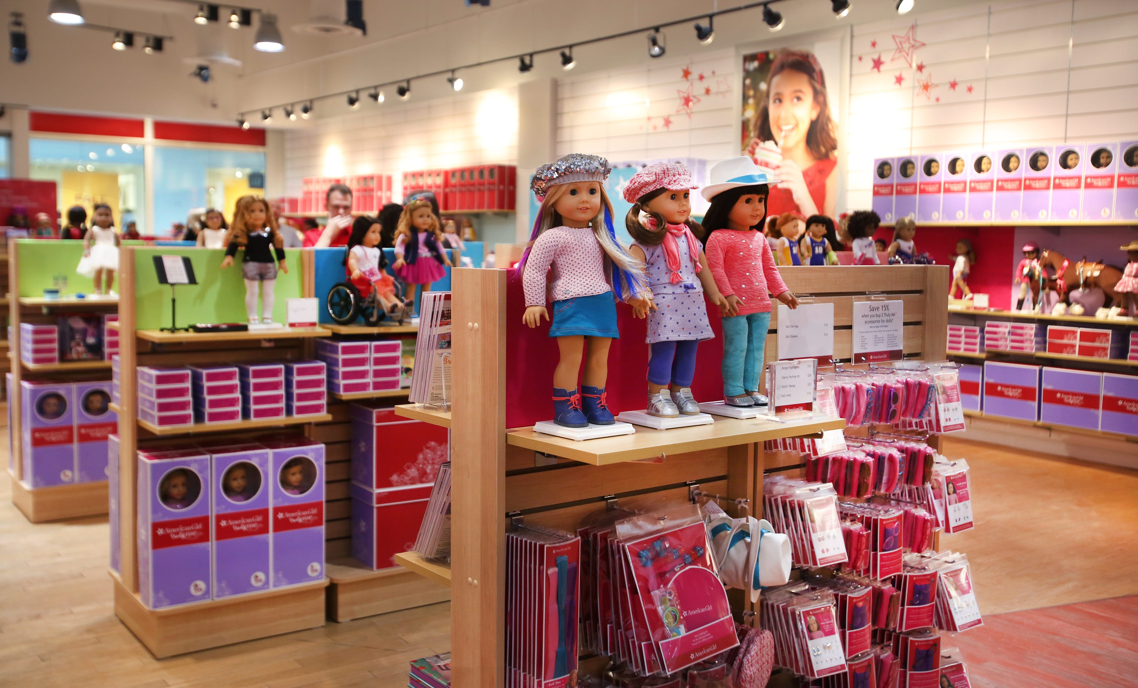 Dolls store. Магазин одежды Американ герл. American girl магазин. Магазин American girl в Дубае. American girl Coffee shop куклы.